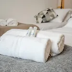 Guesthost - Relaxing Wooden Milano