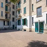 Guesthost - Relaxing Wooden Daire Milano